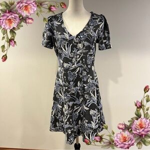 Short sleeve‎ Floral navy stretchy mini Dress size 14